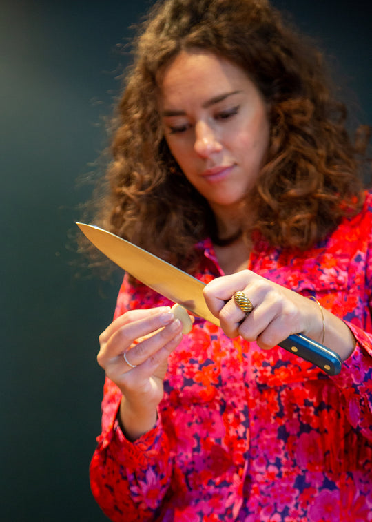 Cortar un diente de ajo con un cuchillo de cocinero